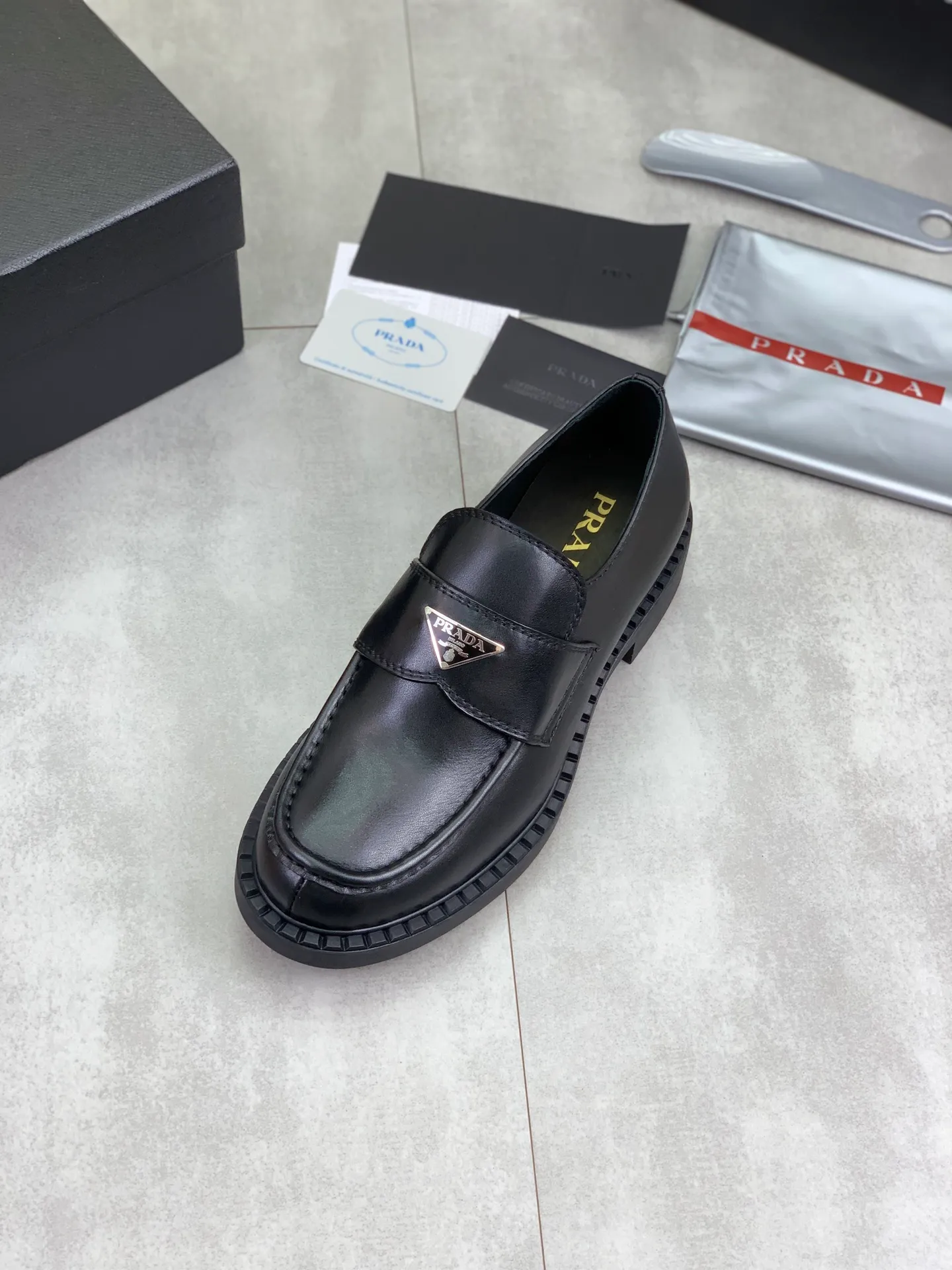 Factory price P800 💰Original quality, top version🔱 ＰＲＡＤＡPrada. Men's business casual leather shoes, top quality cow leather. 1:1 shipment ⬆️Luxurious and noble, all made of imported original first-layer fine suede cowhide, just to create a more comfortable wearing experience. Upper: original comfortable open-edge bead-rubbed calfskin ➕Top imported water-dyed full cow lining, original high-end lightweight and comfortable TPU combination bottom ✔️Code number: 39-44 (38 45 Can be customized)